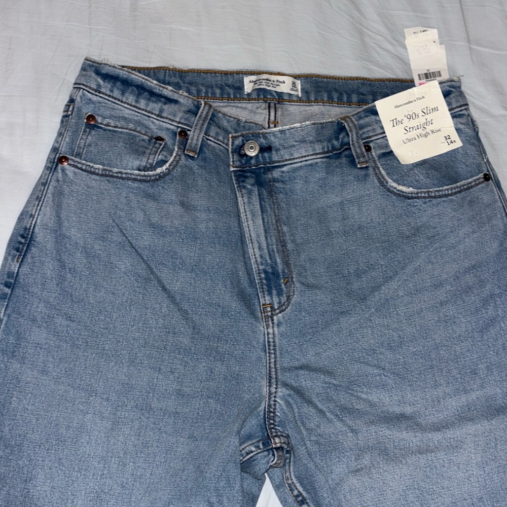 Abercrombie & Fitch Ultra High Rise 90s Slim Straight Jean